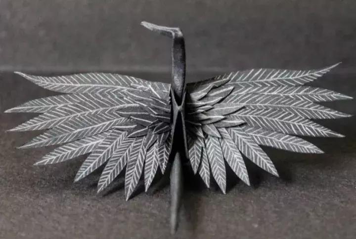 他用3个月时间，折叠了1000只千纸鹤，送给了他最亲爱的姑娘