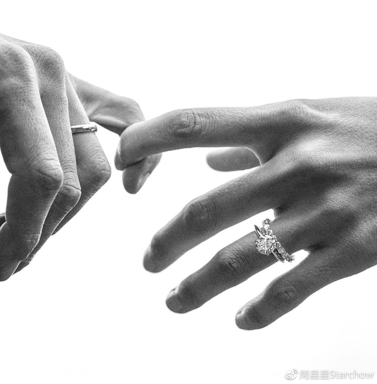 小拇指戴戒指说明什么 (小拇指戴戒指意味着什么)