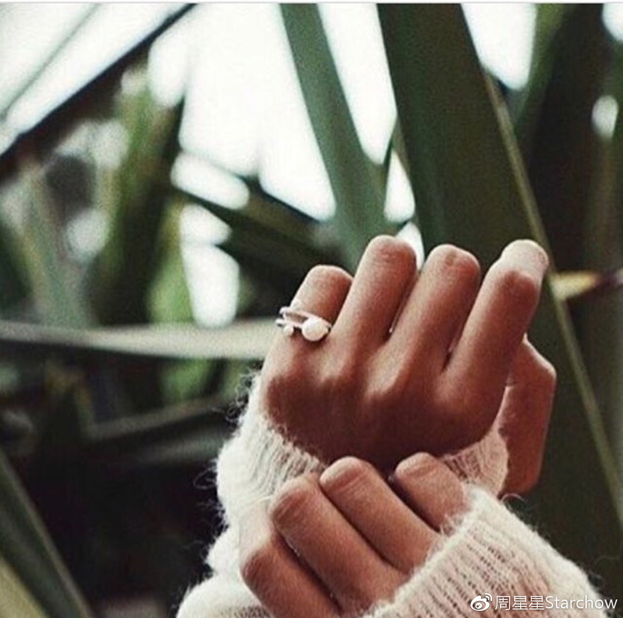 小拇指戴戒指说明什么 (小拇指戴戒指意味着什么)