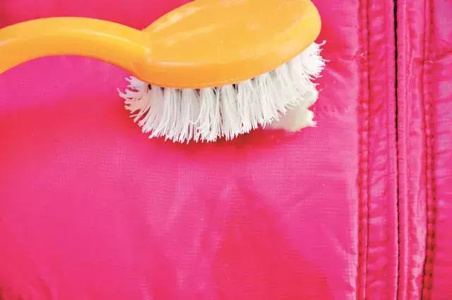 羽绒服脏了放到第二年洗能行不,羽绒服袖子脏了怎么洗小妙招