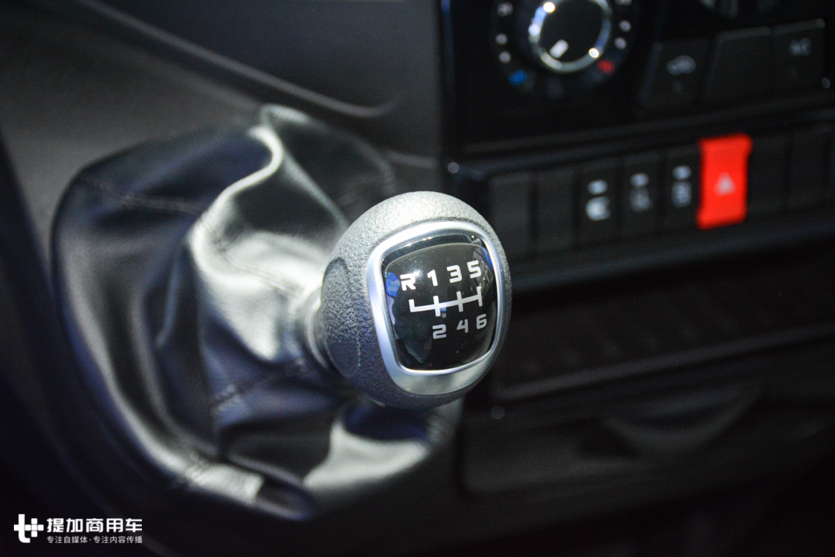 依维柯欧胜双排轻卡最新款,依维柯daily欧胜3座