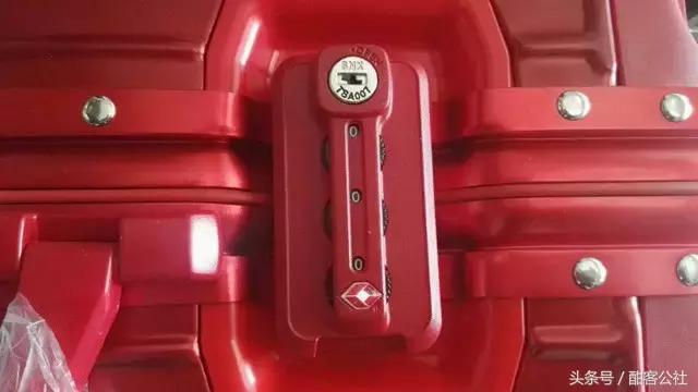 行李箱密码忘记了怎么设置新密码,双扣密码行李箱忘记密码怎么打开
