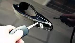 冬天洗车冻住反光镜了怎么办,冬天洗车容易结冰该怎么办