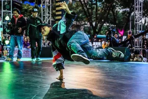 一般跳街舞穿什么鞋,第一次跳街舞穿什么鞋