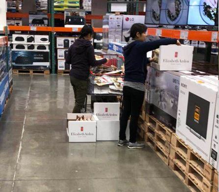 中国大妈海外战斗力尽显：一车车抢购化妆品，5分钟买空货架