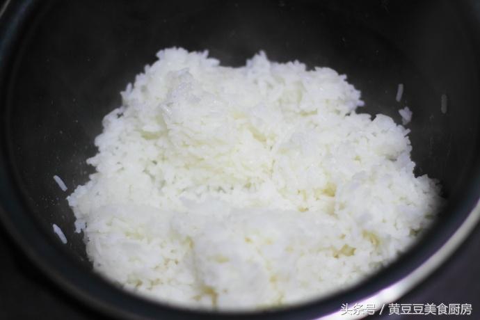 孩子不爱吃米饭,试试这种方法,把它做成紫菜包饭,肯定会抢着吃