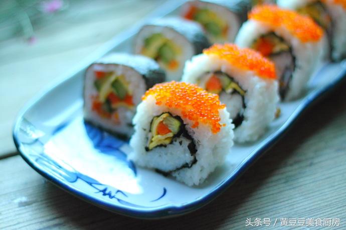 孩子不爱吃米饭,试试这种方法,把它做成紫菜包饭,肯定会抢着吃