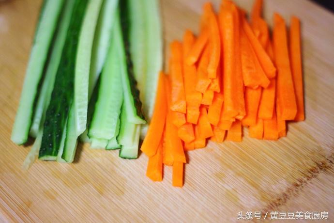 孩子不爱吃米饭,试试这种方法,把它做成紫菜包饭,肯定会抢着吃