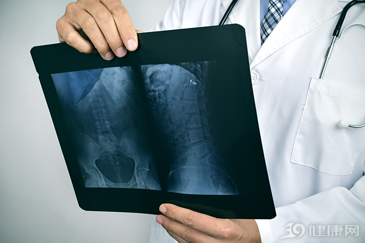 为什么看腰疼医生都按小腿肚,为什么腰椎一按会痛