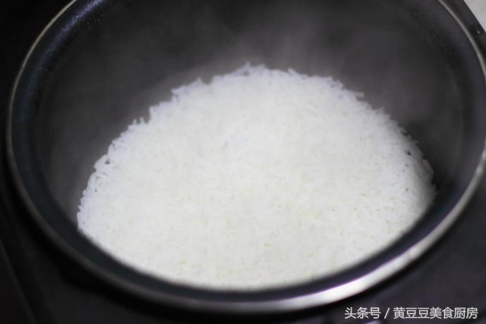 孩子不爱吃米饭,试试这种方法,把它做成紫菜包饭,肯定会抢着吃