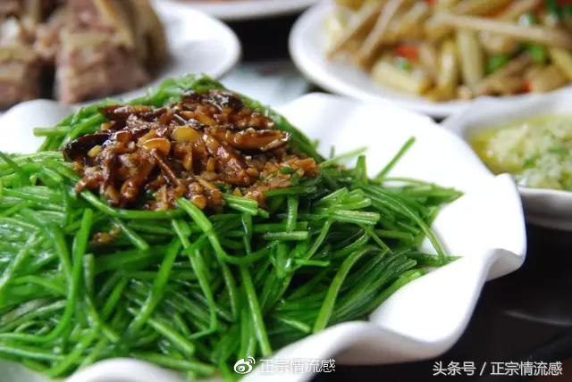 边走边吃水果视频,边走边吃一路看风景