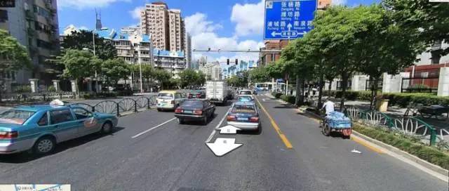 红绿灯前车坏了可以退后吗,红绿灯前车坏了后车压线变道