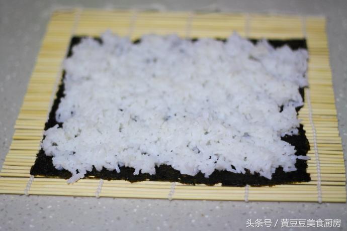 孩子不爱吃米饭,试试这种方法,把它做成紫菜包饭,肯定会抢着吃