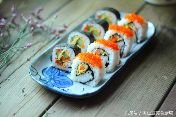 孩子不爱吃米饭,试试这种方法,把它做成紫菜包饭,肯定会抢着吃