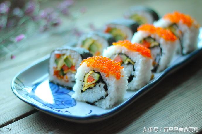 孩子不爱吃米饭,试试这种方法,把它做成紫菜包饭,肯定会抢着吃