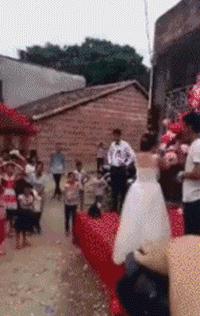 真人版吃鸡是真的秀啊,还有人玩真人版的吃鸡吗