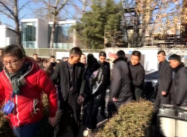 baby乔装现身,baby出席活动遭围堵