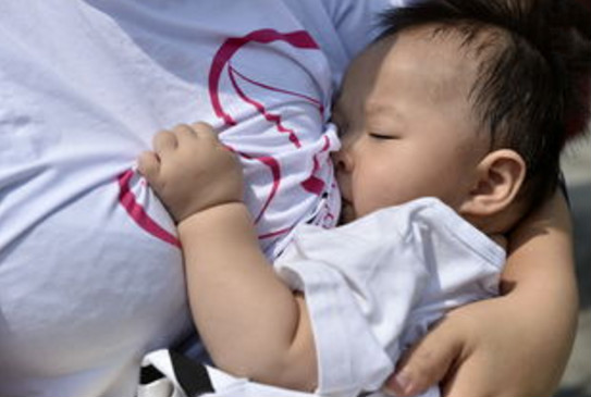 有个爱哭闹的宝宝该咋办,恋奶期间的宝宝表现