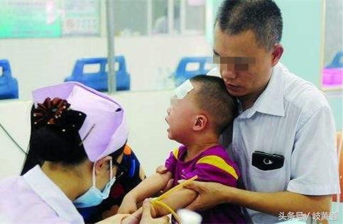 小孩子轮状病毒呕吐后反复发烧,小孩轮状病毒感染上吐下泻