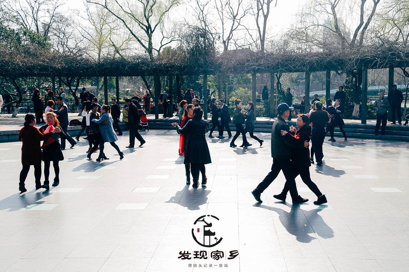 炸根油条，摊个鸡蛋饼，遛红梅公园，环抱半个常州老城区