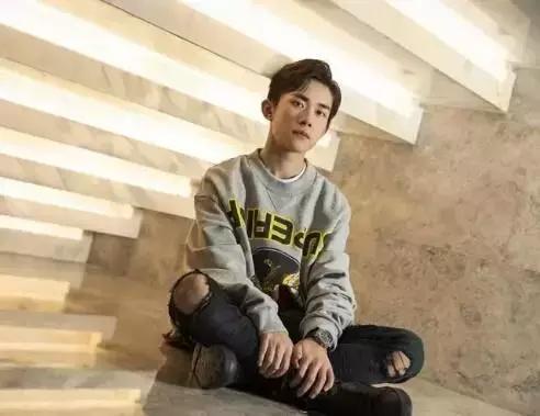 男神齐换新发型:千玺气场全开,王凯复古减龄,鹿晗被赞又美了!