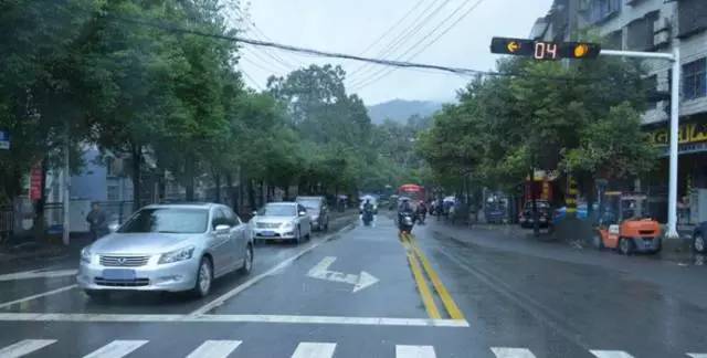 红绿灯前车坏了可以退后吗,红绿灯前车坏了后车压线变道