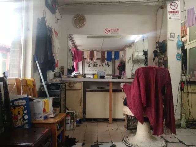 北京胡同剃头匠王师傅因直播剔光头走红金融系女大学生采访奇遇