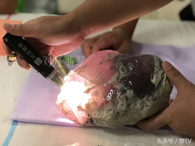 缅甸翡翠现在的走势 (2017年缅甸翡翠公盘价格表)