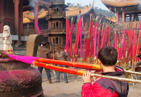 佛学视角:信众如何应对某些寺庙“借佛敛财”的行为