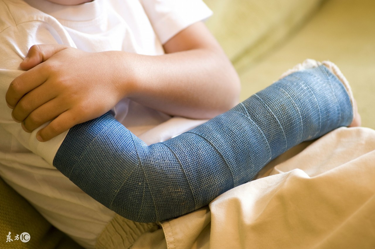 小孩调皮摔骨折视频,野外骨折应急处置