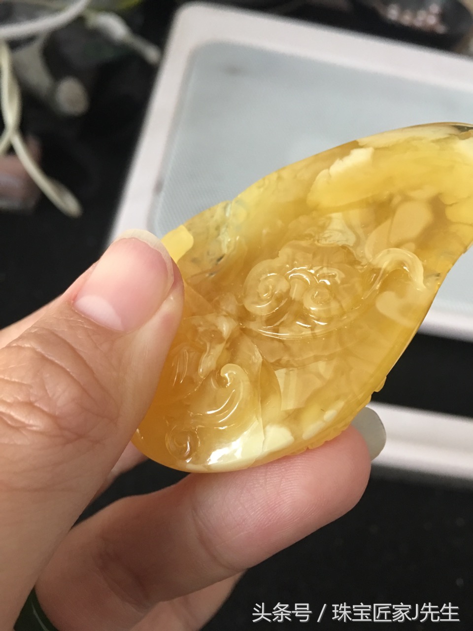 蜜蜡吊坠修复,蜜蜡原石手工打磨吊坠