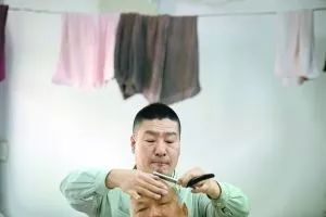 北京胡同剃头匠王师傅因直播剔光头走红金融系女大学生采访奇遇
