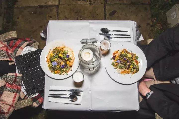 把自家破后院谎称为高级餐厅,7个月做到伦敦餐厅NO.1