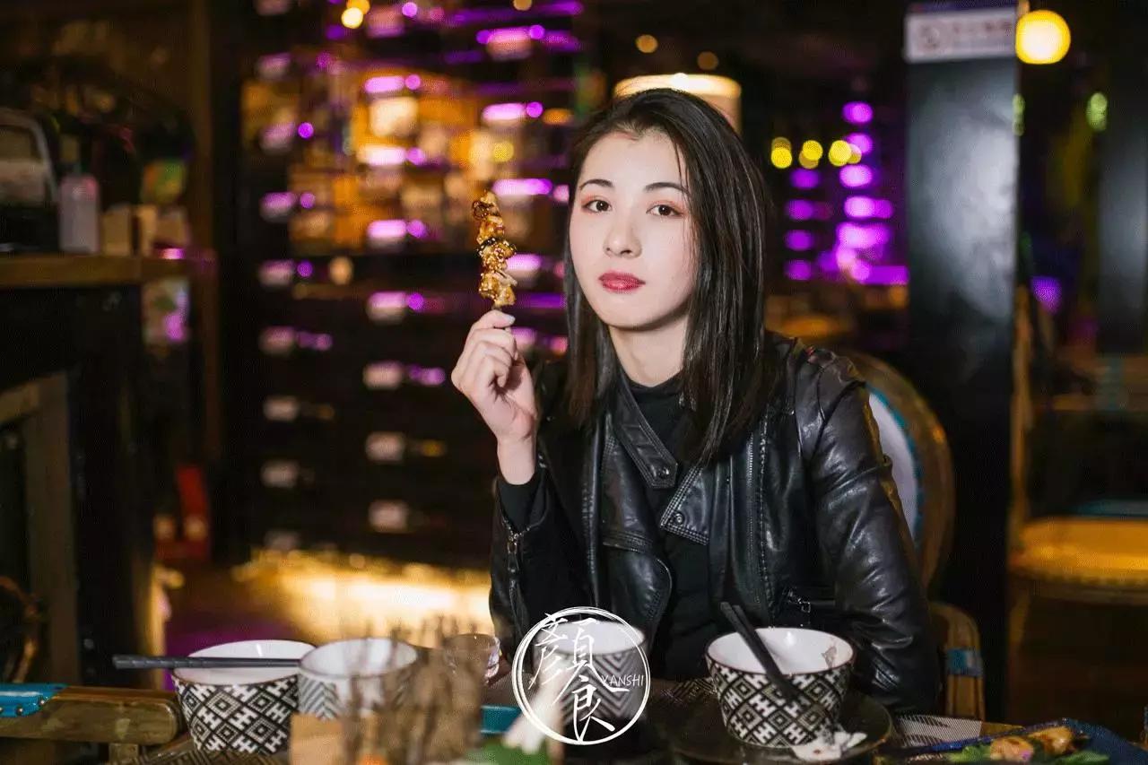 钓者崇尚自然，醉心音乐，寄情山海之间也