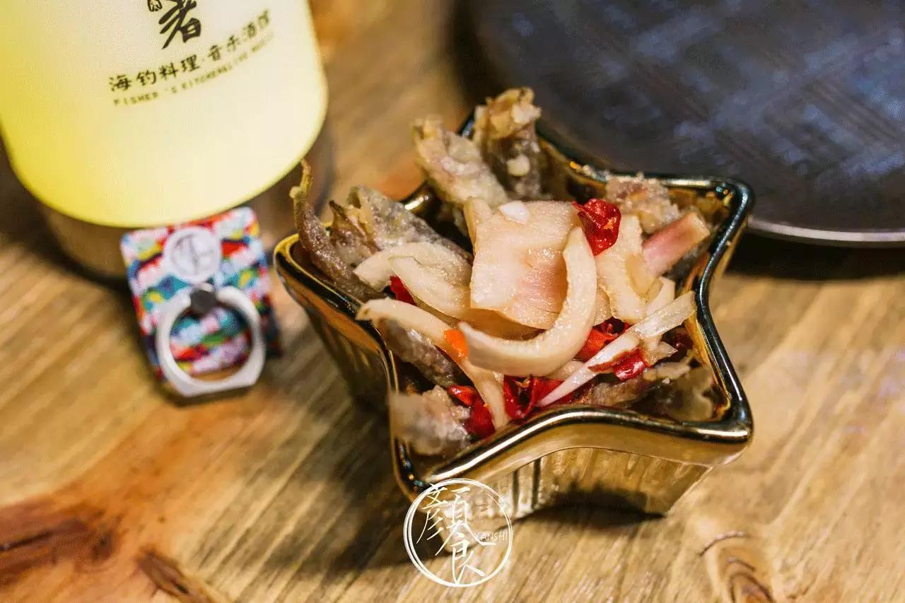 钓者崇尚自然，醉心音乐，寄情山海之间也