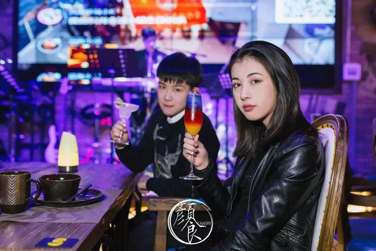 钓者崇尚自然，醉心音乐，寄情山海之间也