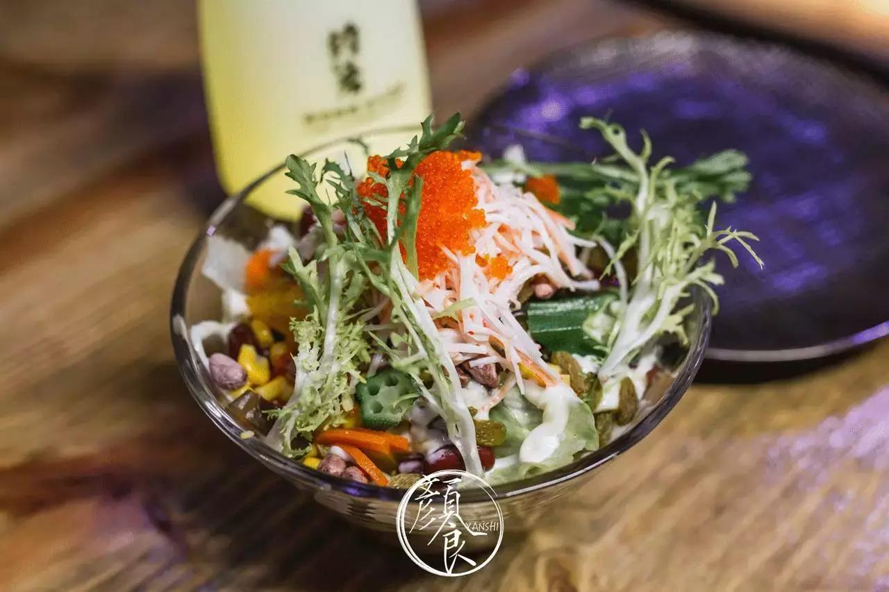 钓者崇尚自然，醉心音乐，寄情山海之间也