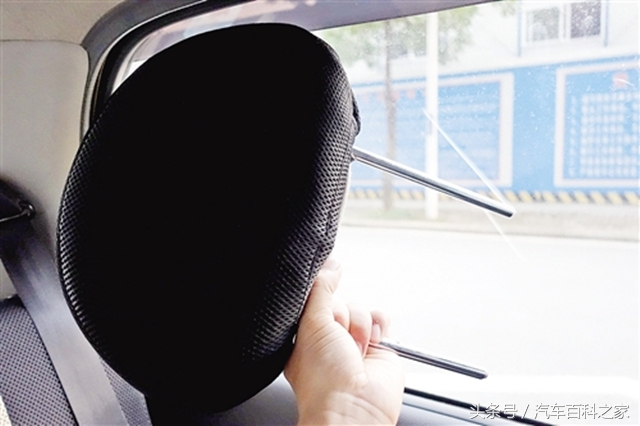 逃生锤砸车窗逃生,从车窗逃生用安全锤敲击玻璃