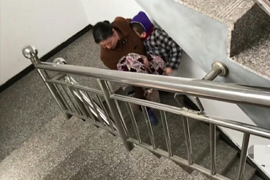 母亲瘫痪自制神器,妈妈自制康复器带儿子训练