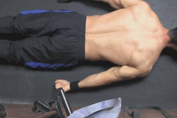 4个能让背部变宽的训练动作,背部如何发力练背肌无器材