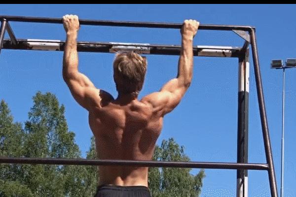 4个能让背部变宽的训练动作,背部如何发力练背肌无器材