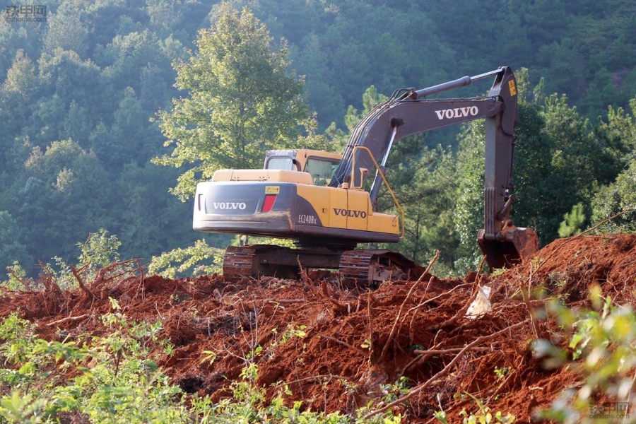 挖掘机没油了加了油怎么打不着火,日立挖掘机200-3打不着火