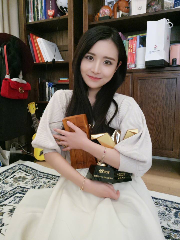 长发短发大美妞“陈一发”你爱哪个？买萌，唱歌，老司机发麻麻！