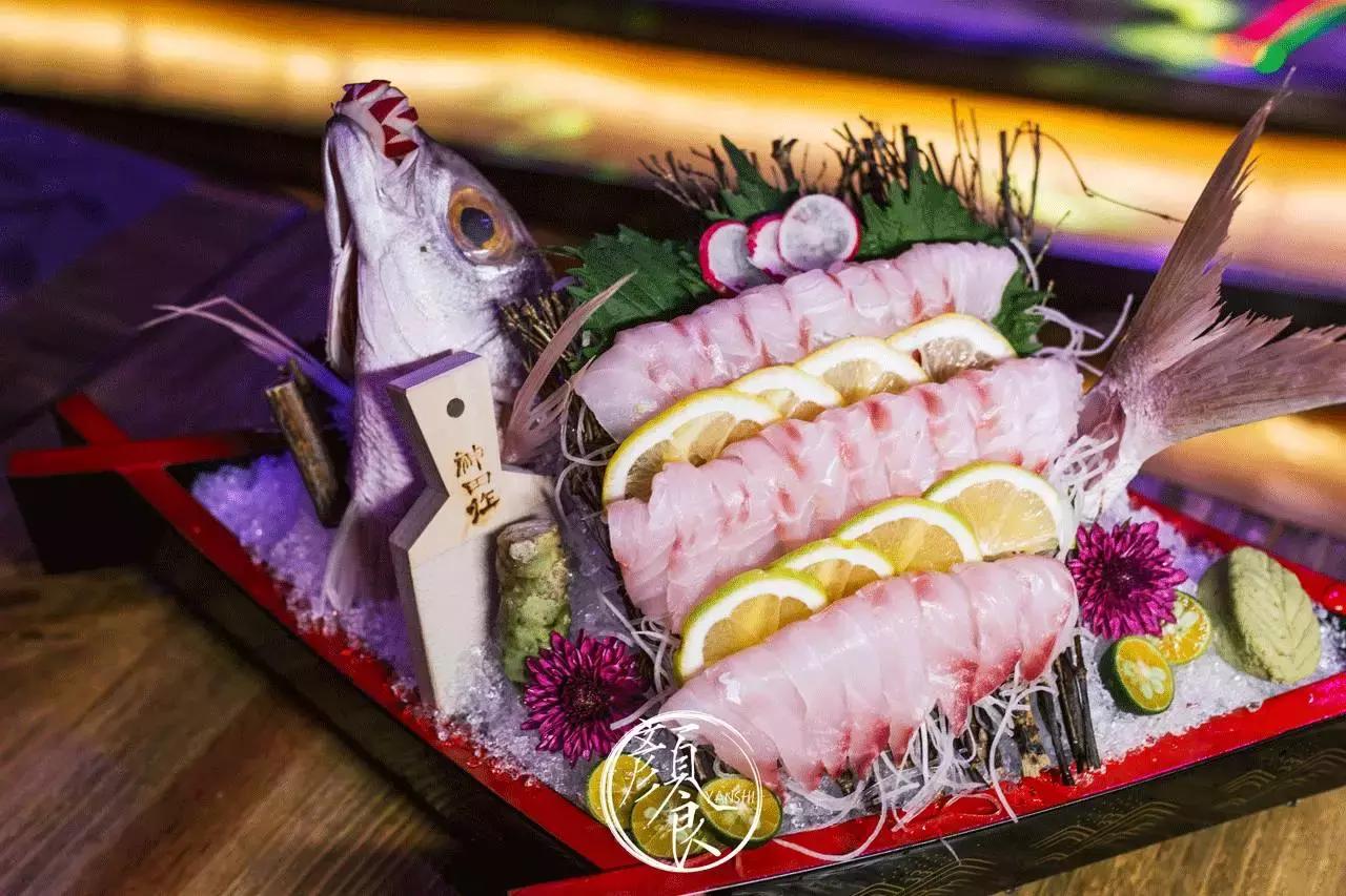 钓者崇尚自然，醉心音乐，寄情山海之间也