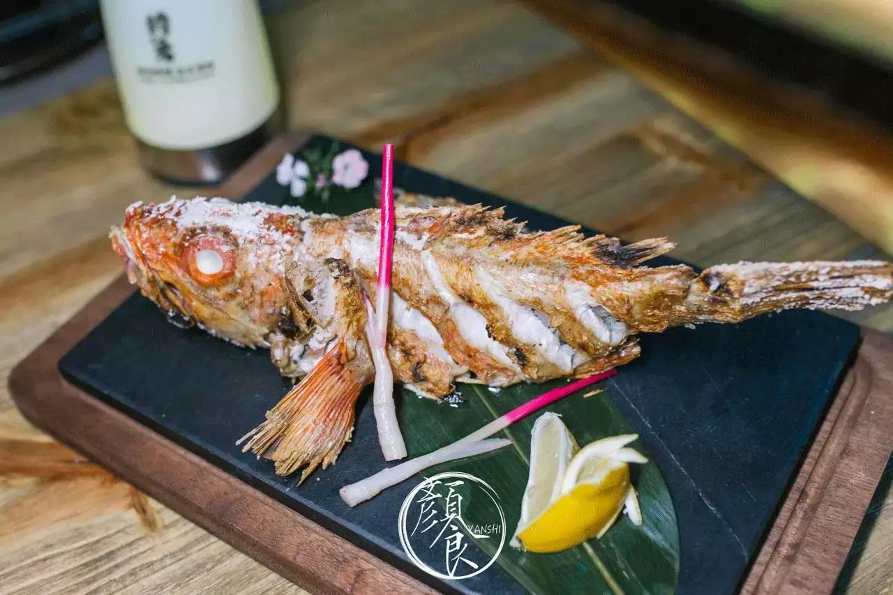 钓者崇尚自然，醉心音乐，寄情山海之间也