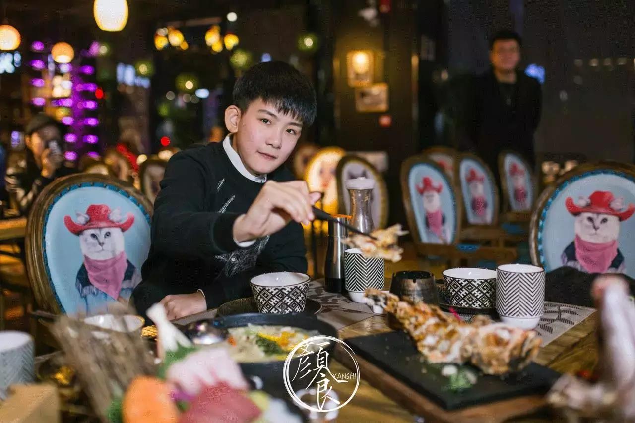 钓者崇尚自然，醉心音乐，寄情山海之间也