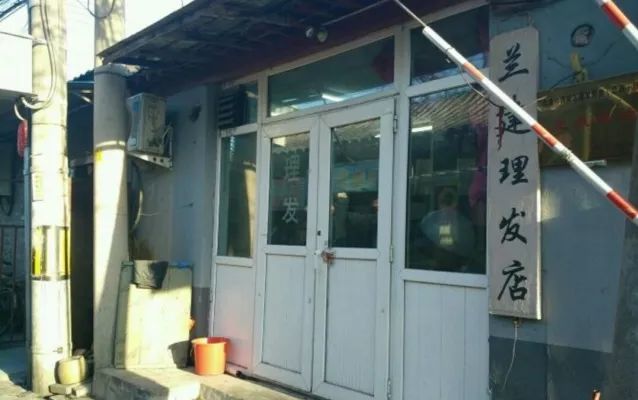 北京胡同剃头匠王师傅因直播剔光头走红金融系女大学生采访奇遇