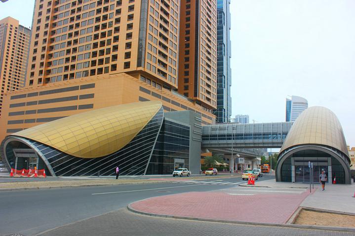 迪拜土豪真多街上全是豪车,迪拜土豪除了豪车还有什么