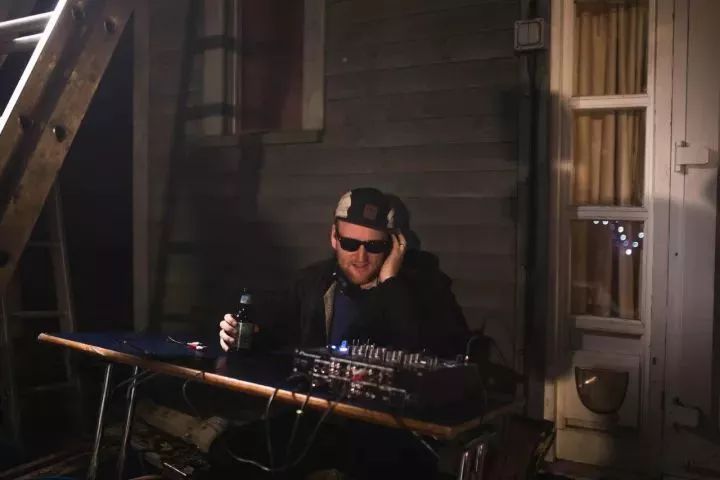 把自家破后院谎称为高级餐厅,7个月做到伦敦餐厅NO.1