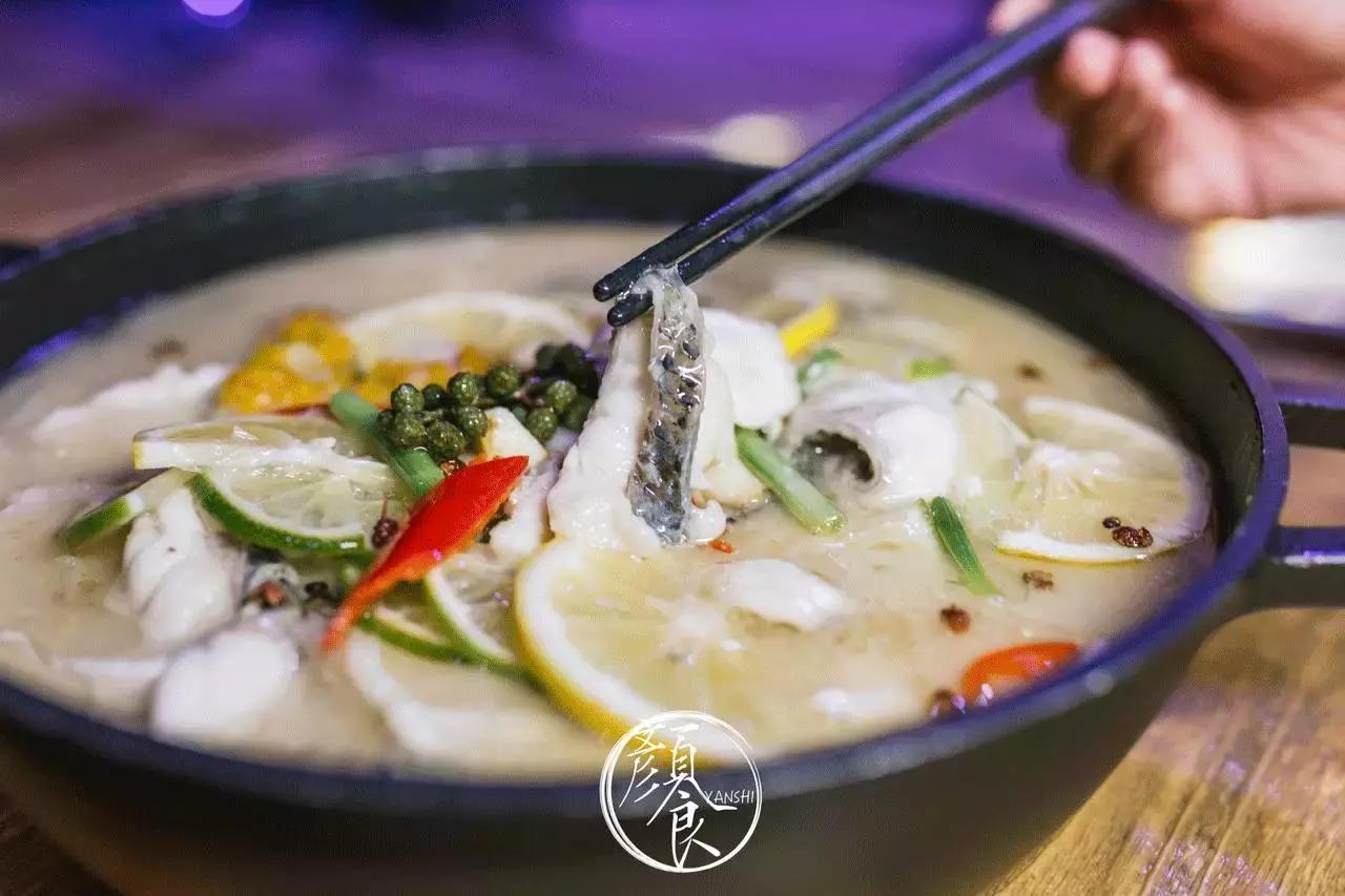 钓者崇尚自然，醉心音乐，寄情山海之间也